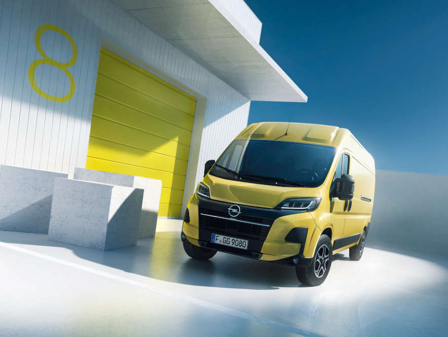 Opel Movano, зовнішній вигляд, фургон жовтого кольору, вигляд спереду з лівого боку