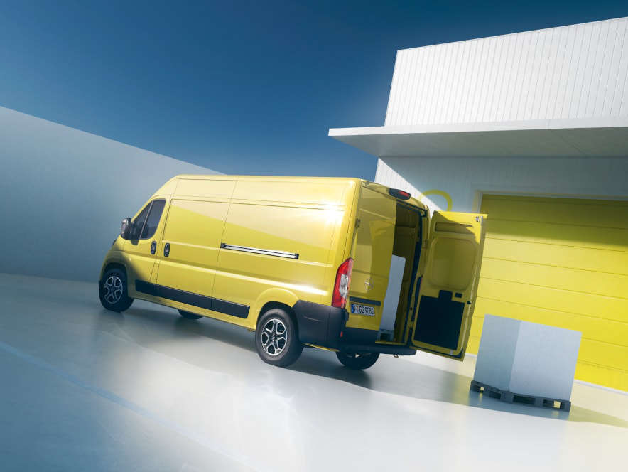 Opel Movano з відчиненими задніми дверима